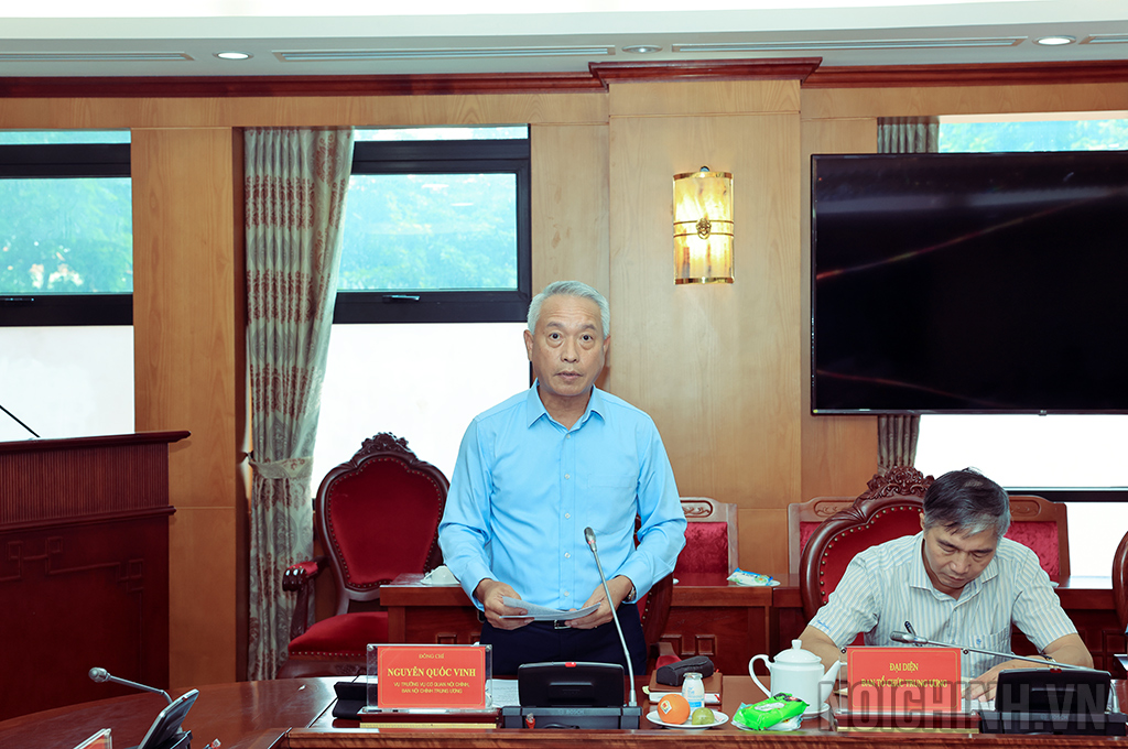 Đồng chí Nguyễn Quốc Vinh, Vụ trưởng Vụ Cơ quan nội chính, Ban Nội chính Trung ương trình bày báo cáo tại Hội nghị