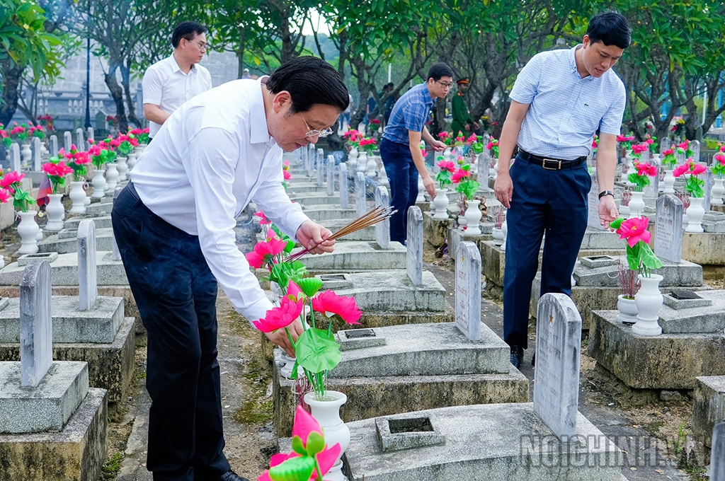 Đồng chí Phan Đình Trạc, Ủy viên Bộ Chính trị, Bí thư Trung ương Đảng, Trưởng Ban Nội chính Trung ương dâng hương tại các phần mộ liệt sĩ