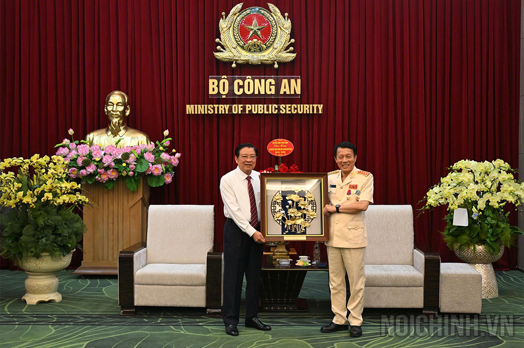 Đồng chí Phan Đình Trạc, Ủy viên Bộ Chính trị, Bí thư Trung ương Đảng, Trưởng Ban Nội chính Trung ương tặng Bức tranh Hoa Sen chúc mừng đồng chí Bộ trưởng và cán bộ, chiến sỹ Bộ Công an 