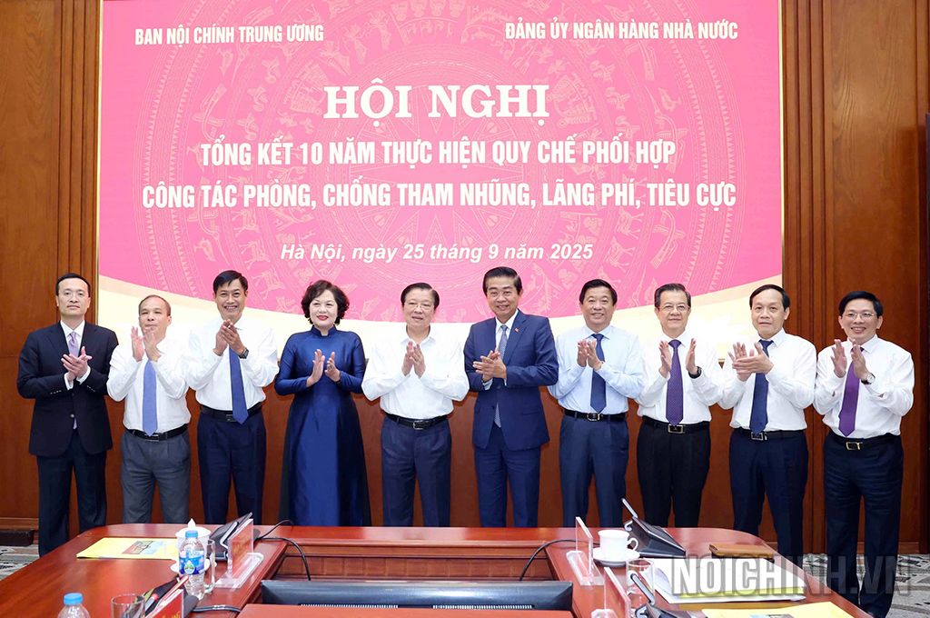 Đồng chí Phan Đình Trạc, Ủy viên Bộ Chính trị, Bí thư Trung ương Đảng, Trưởng Ban cùng các đồng chí lãnh đạo Ban Nội chính Trung ương chụp ảnh lưu niệm với lãnh đạo Ngân hàng Nhà nước