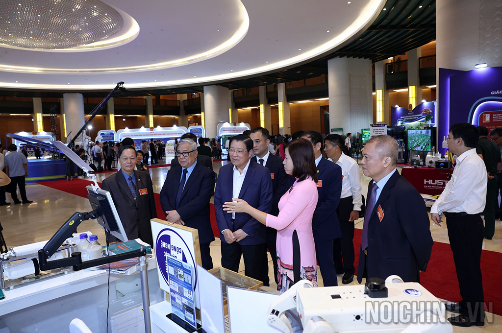 Đồng chí Phan Đình Trạc, Ủy viên Bộ Chính trị, Bí thư Trung ương Đảng, Trưởng Ban Nội chính Trung ương và các đại biểu thăm quan triển lãm tại tòa Nhà Quốc hội