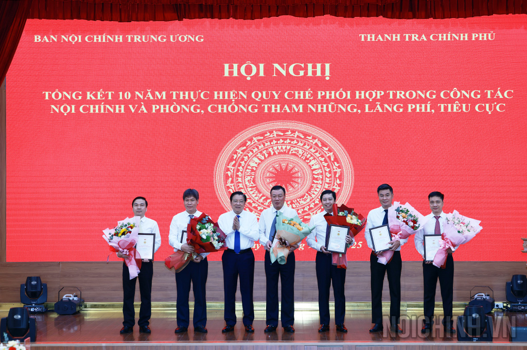 Đồng chí Phan Đình Trạc, Ủy viên Bộ Chính trị, Bí thư Trung ương Đảng, Trưởng Ban Nội chính Trung ương trao Kỷ niệm chương “Vì sự nghiệp Nội chính Đảng” tặng các cá nhân Thanh tra Chính phủ