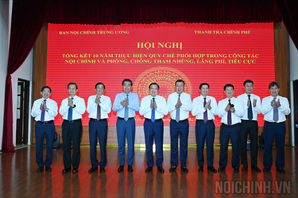 Lãnh đạo hai cơ quan chụp ảnh lưu niệm