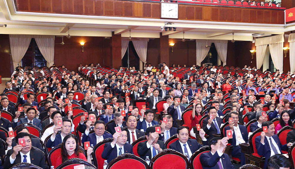 Các đại biểu biểu quyết tại Đại hội