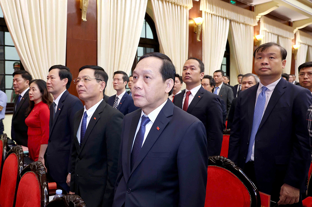 Các đại biểu làm Lễ chào cờ