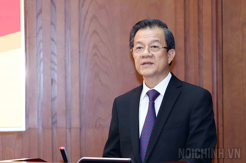 Đồng chí Lê Hồng Quang, Ủy viên Trung ương Đảng, Phó Trưởng Ban Nội chính Trung ương trình bày Báo cáo tại Hội nghị