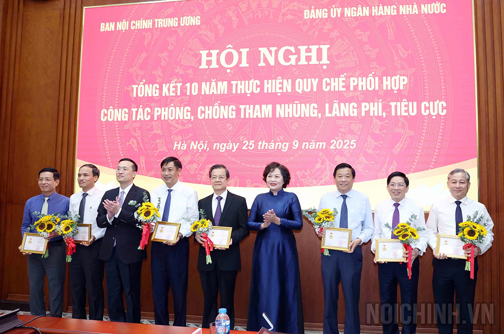 Đồng chí Nguyễn Thị Hồng, Ủy viên Trung ương Đảng, Bí thư Đảng ủy, Thống đốc Ngân hàng Nhà nước Việt Nam trao Kỷ niệm chương