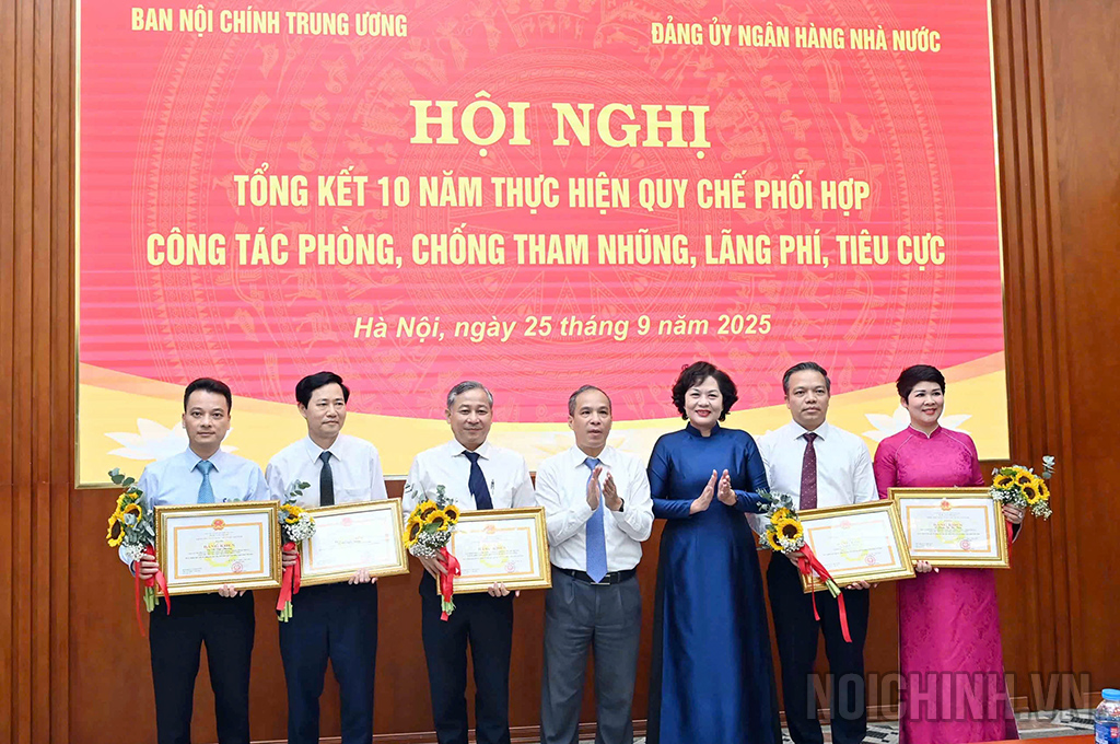 Đồng chí Nguyễn Thị Hồng, Ủy viên Trung ương Đảng, Bí thư Đảng ủy, Thống đốc Ngân hàng Nhà nước Việt Nam trao Bằng khen tặng các tập thể và cá nhân Ban Nội chính Trung ương có thành tích xuất sắc trong công tác phối hợp