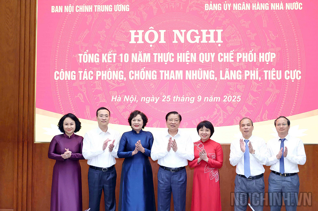 Đồng chí Phan Đình Trạc, Ủy viên Bộ Chính trị, Bí thư Trung ương Đảng, Trưởng Ban Nội chính Trung ương chụp ảnh lưu niệm với Ban Cán sự Đảng ủy Ngân hàng Nhà nước