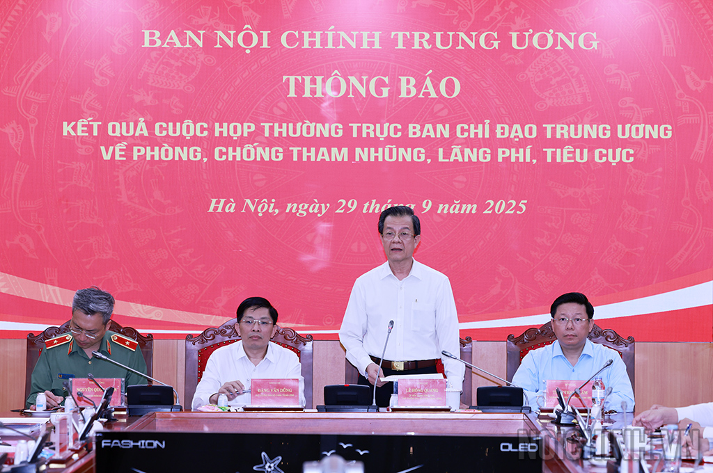 Đồng chí Lê Hồng Quang, Ủy viên Trung ương Đảng, Phó Trưởng Ban Nội chính Trung ương phát biểu tại Cuộc họp