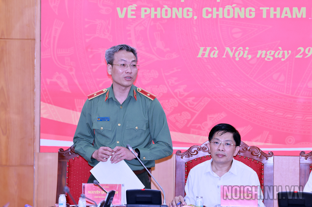 Đồng chí Thiếu tướng Nguyễn Quốc Toản, Chánh Văn phòng Bộ Công an trả lời các câu hỏi của phóng viên
