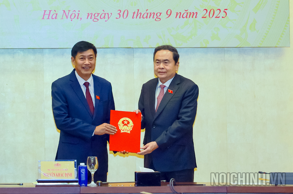 Đồng chí Trần Thanh Mẫn, Ủy viên Bộ Chính trị, Chủ tịch Quốc hội trao Nghị quyết của Quốc hội về công tác cán bộ cho đồng chí Nguyễn Hữu Đông, Ủy viên Trung ương Đảng, Phó Trưởng Ban Nội chính Trung ương