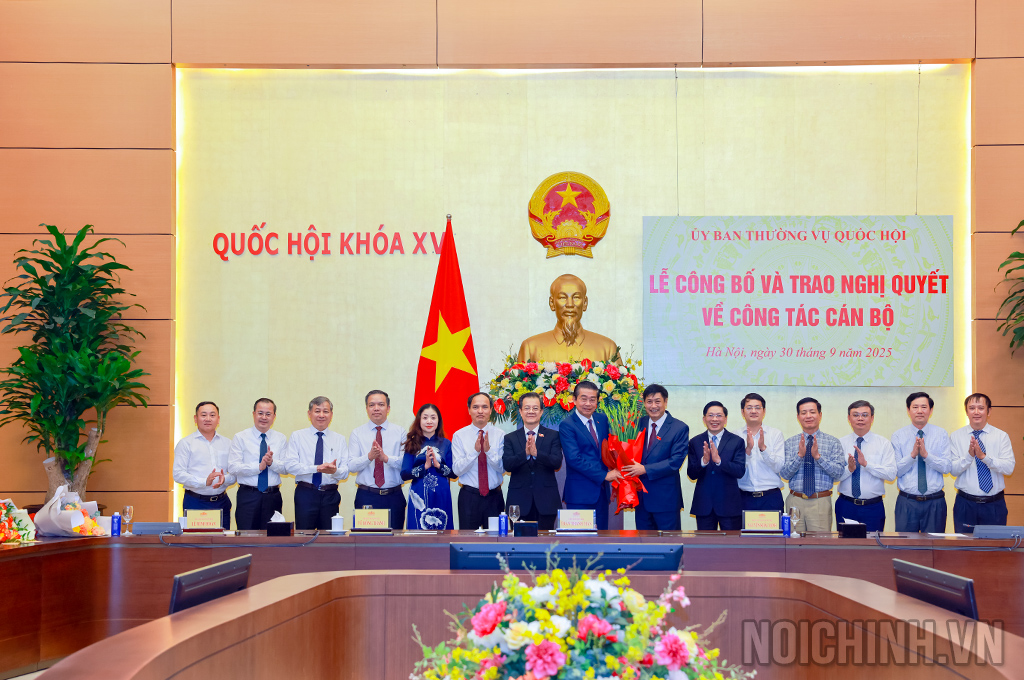 Lãnh đạo Ban Nội chính Trung ương và lãnh đạo các Vụ thuộc Ban Nội chính Trung ương chúc mừng đồng chí Nguyễn Hữu Đông