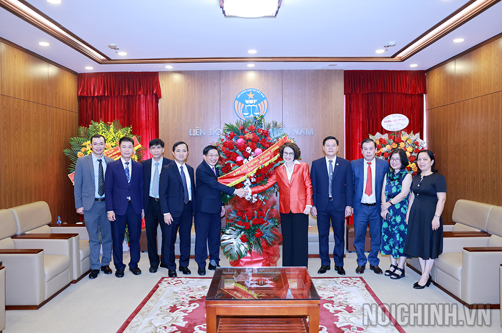 Đồng chí Đặng Văn Dũng, Phó Trưởng Ban Nội chính Trung ương và Đoàn công tác chúc mừng Liên đoàn Luật sư Việt Nam