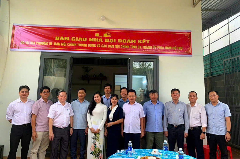 Đại diện Vụ Địa phương III và Ban Nội chính Tỉnh ủy Đồng Nai - đơn vị Cụm trưởng Cụm thi đua số IV trao tặng nhà Đại đoàn kết tại tại huyện Cẩm Mỹ, tỉnh Đồng Nai