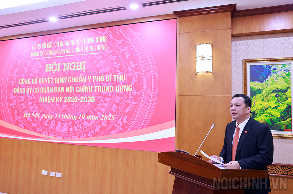 Đồng chí Nguyễn Đức Minh, Trưởng Ban Tổ chức Đảng ủy các cơ quan Đảng Trung ương công bố Quyết định chuẩn y đồng chí Nguyễn Xuân Trưởng, Ủy viên Ban Thường vụ Đảng ủy cơ quan, Bí thư Chi bộ, Vụ trưởng Vụ Cơ quan nội chính, Ban Nội chính Trung ương giữ chức Phó Bí thư Đảng ủy cơ quan Ban Nội chính Trung ương nhiệm kỳ 2025-2030