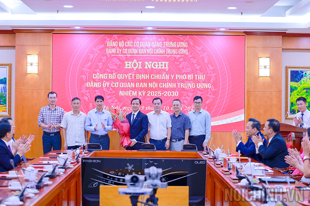 Chi bộ Vụ Cơ quan nội chính, Ban Nội chính Trung ương chúc mừng