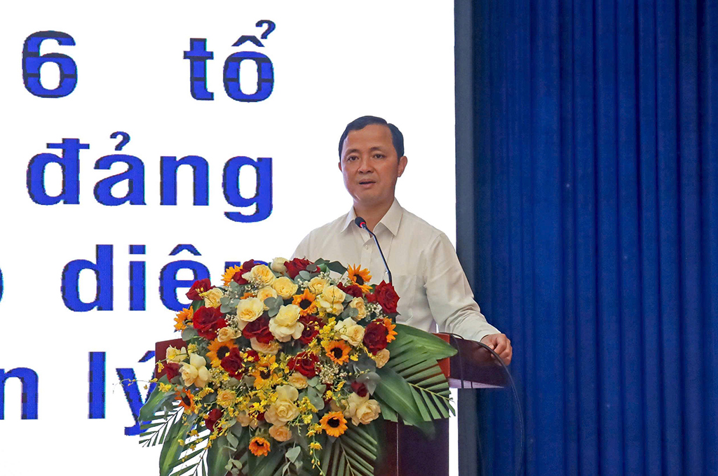 Đồng chí Nguyễn Xuân Trường, Vụ trưởng Vụ Cơ quan nội chính, Ban Nội chính Trung ương trình bày các chuyên đề tại Hội nghị