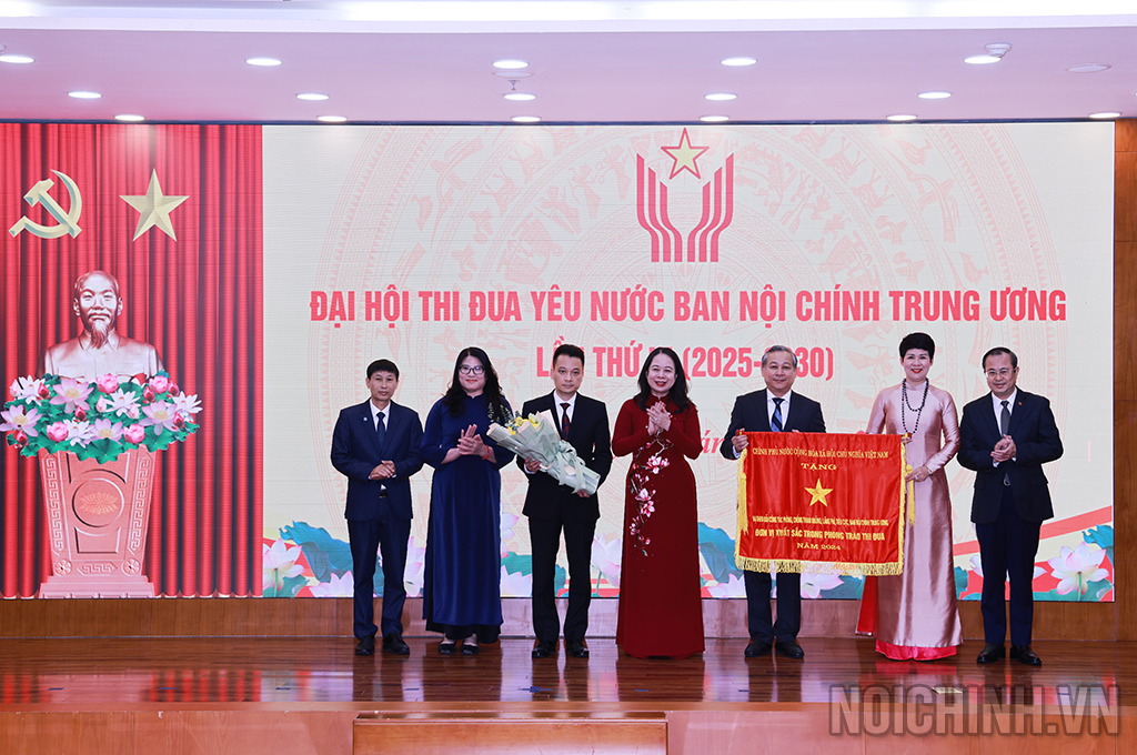 Đồng chí Võ Thị Ánh Xuân, Ủy viên Trung ương Đảng, Phó Chủ tịch nước Cộng hòa xẫ hội chủ nghĩa Việt Nam, Phó Chủ tịch thứ nhất Hội đồng Thi đua - Khen thưởng Trung ương trao cờ Thi đua của Chính phủ và tặng hoa chúc mừng tập thể Vụ Theo dõi công tác phòng, chống tham nhũng, lãng phí, tiêu cực có thành tích xuất sắc, dẫn đầu phong trào thi đua yêu nước năm 2024 của Ban Nội chính Trung ương
