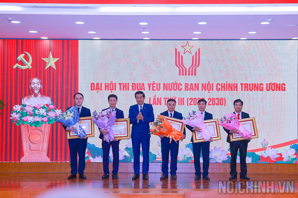 Đồng chí Võ Văn Dũng, Ủy viên Trung ương Đảng, Phó Trưởng ban Thường trực, Chủ tịch Hội đồng Thi đua - Khen thưởng cơ quan Ban Nội chính Trung ương trao Bằng khen của Thủ tướng chính phủ và tặng hoa chúc mừng các cá nhân có thành tích xuất sắc trong công tác góp phần vào sự nghiệp xây dựng chủ nghĩa xã hội và bảo vệ Tổ quốc