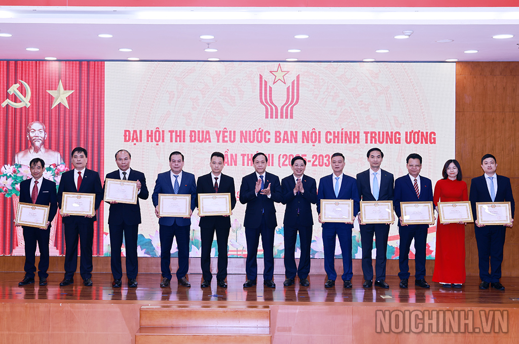 Các đồng chí: Đặng Văn Dũng, Phó Trưởng Ban, Bí thư Đảng ủy cơ quan; Nguyễn Thanh Hải, Phó Trưởng Ban, Phó Bí thư Đảng ủy cơ quan Ban Nội chính Trung ương trao Bằng khen của Trưởng Ban Nội chính Trung ương tặng các cá nhân có thành tích xuất sắc trong thực hiện các phong trào thi đua yêu nước của Ban Nội chính Trung ương