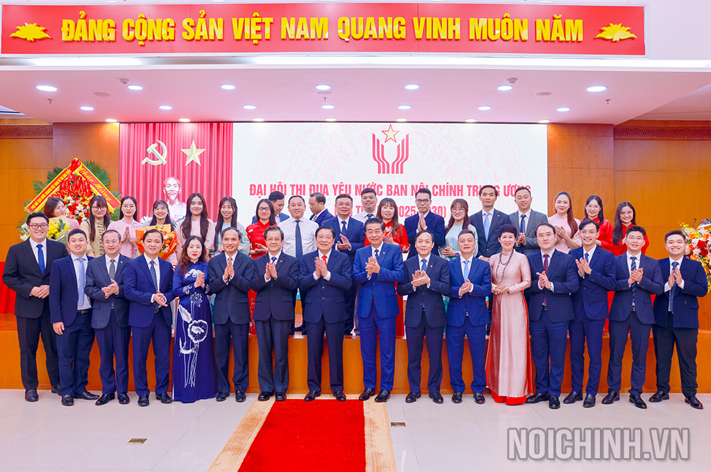 Đồng chí Phan Đình Trạc, Ủy viên Bộ Chính trị, Bí thư Trung ương Đảng, Trưởng Ban Nội chính Trung ương và các đồng chí Phó Trưởng Ban chụp ảnh lưu niệm với đại biểu dự Đại hội