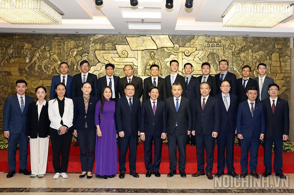 Hai bên chụp ảnh lưu niệm