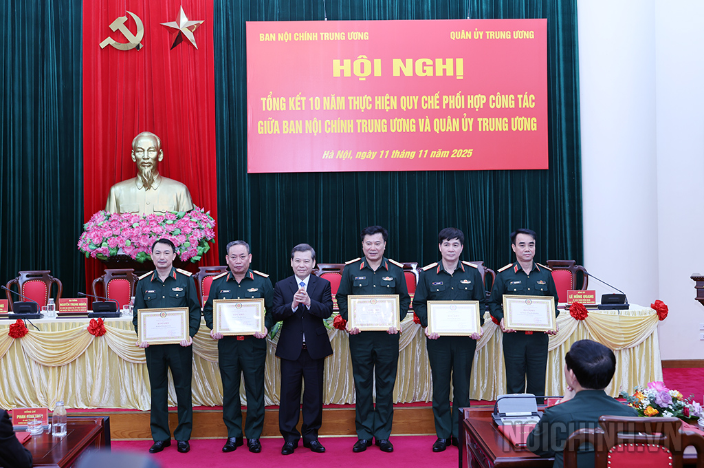 Đồng chí Lê Minh Trí, Bí thư Trung ương Đảng, Phó Trưởng ban Thường trực Ban Nội chính Trung ương trao Bằng khen của Trưởng Ban Nội chính Trung ương tặng các tập thể có thành tích xuất sắc trong công tác phối hợp