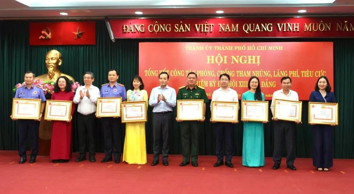 Đồng chí Trần Lưu Quang, Bí thư Trung ương Đảng, Bí thư Thành ủy Thành phố Hồ Chí Minh trao Bằng khen cho các đơn vị có thành tích xuất sắc trong công tác phòng chống tham nhũng, lãng phí