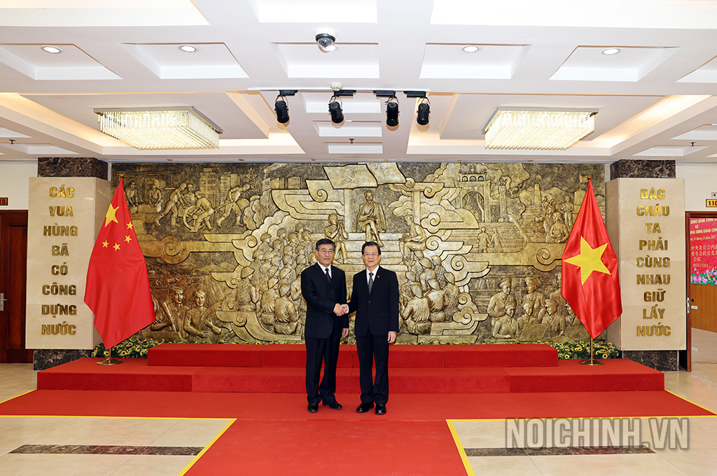 Đồng chí Lê Hồng Quang, Ủy viên Trung ương Đảng, Phó Trưởng Ban Nội chính Trung ương Đảng Cộng sản Việt Nam cùng Đồng chí Vương Di Tinh, Phó Tổng Thư ký Ủy ban Chính pháp Trung ương Đảng Cộng sản Trung Quốc tại trụ sở Ban Nội chính Trung ương