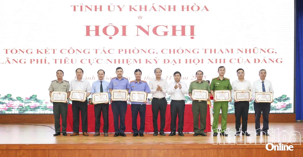 Các đồng chí lãnh đạo tỉnh Khánh Hòa trao bằng khen cho các cá nhân có thành tích xuất sắc trong công tác phòng, chống tham nhũng nhiệm kỳ Đại hội XIII của Đảng