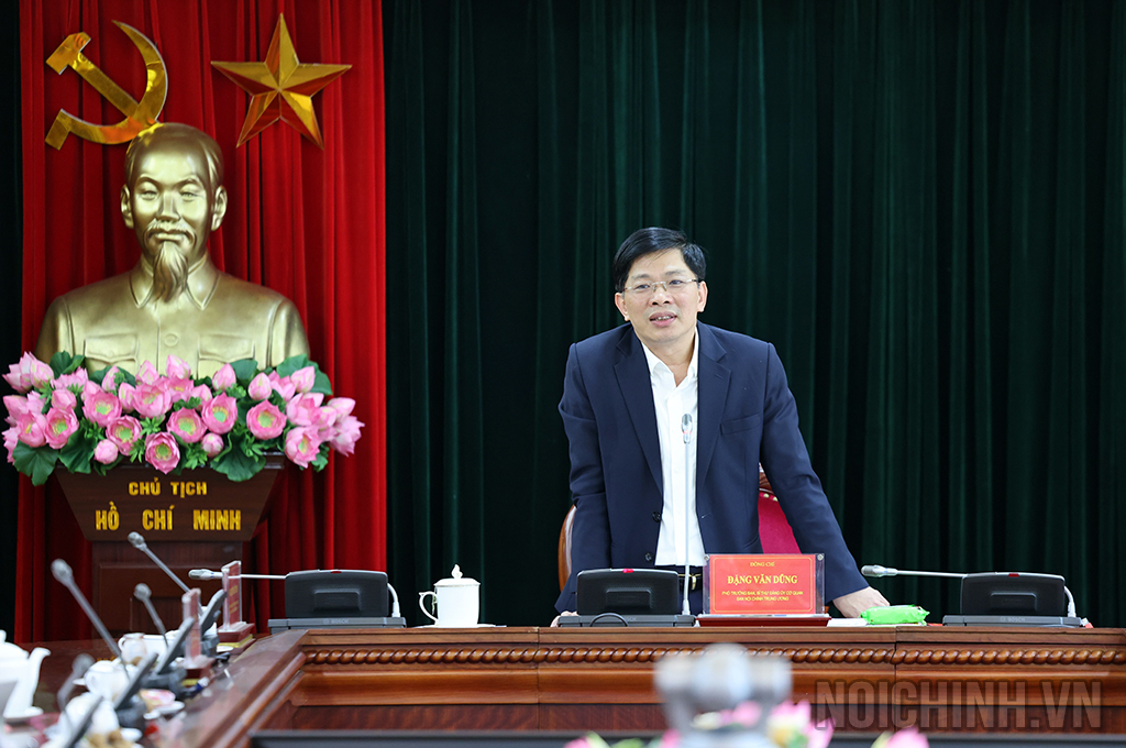 Đồng chí Đặng Văn Dũng, Phó Trưởng Ban, Bí thư Đảng ủy cơ quan phát biểu tại Hội nghị