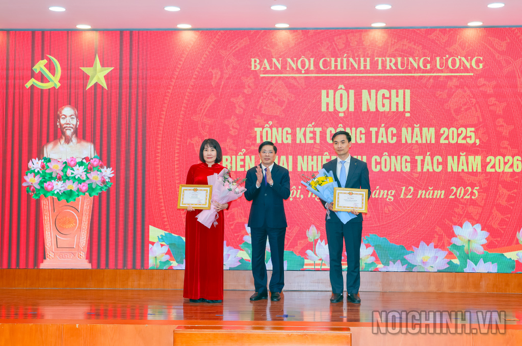 Đồng chí Đặng Văn Dũng, Phó Trưởng Ban, Bí thư Đảng ủy cơ quan Ban Nội chính Trung ương trao Giấy khen tặng Chi bộ Văn phòng và Chi bộ Vụ Nghiên cứu tổng hợp
