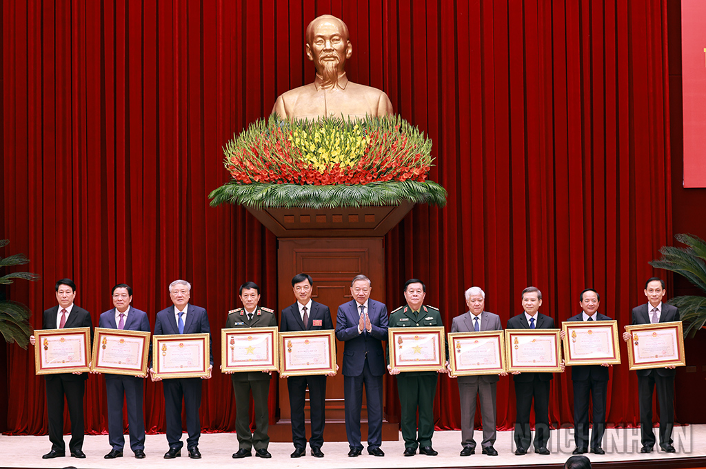 Đồng chí Tô Lâm, Tổng Bí thư, Trưởng Ban Chỉ đạo Trung ương về phòng, chống tham nhũng, lãng phí, tiêu cực trao Huân chương Độc lập hạng Nhất, Nhì, Ba và Huân chương Quân công hạng Nhì, Ba tặng các đồng chí lãnh đạo