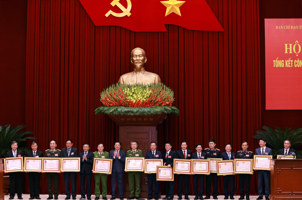 Lãnh đạo các ban, bộ, ngành có thành tích xuất sắc nhậ Huân chương Độc lập hạng Ba; Huân chương Quân công hạng Ba và Huân chương Lao động hạng Nhất, Nhì
