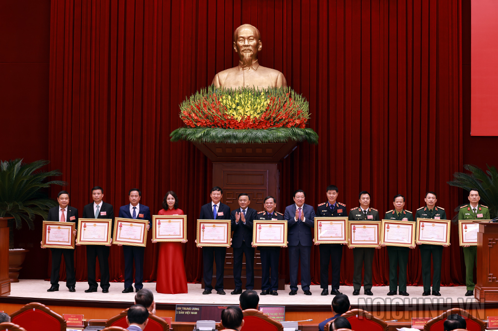 Các cá nhân có thành tích xuất sắc nhận Huân chương Lao động hạng Nhất, Nhì, Ba