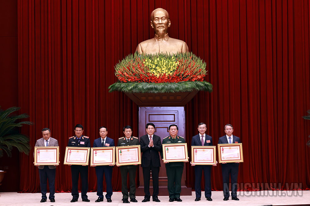 Đồng chí Lương Cường, Chủ tịch nước cộng hòa xã hội chủ nghĩa Việt Nam trao Huân chương Lao động hạng Nhất và Huân chương Bảo vệ Tổ quốc hạng Nhất tặng các ban, bộ, ngành có thành tích xuất sắc