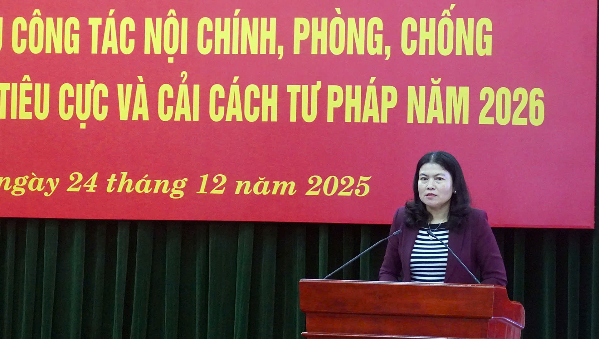 Đồng chí Ly Kiều Vân, Ủy viên Ban Thường vụ, Trưởng Ban Nội chính Tỉnh ủy tiếp thu các ý kiến tại Hội nghị