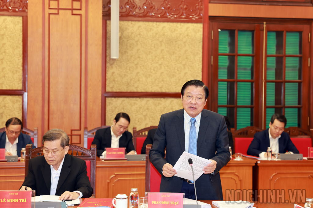 Đồng chí Phan Đình Trạc, Ủy viên Bộ Chính trị, Bí thư Trung ương Đảng, Trưởng Ban Nội chính Trung ương, Phó Trưởng ban Thường trực Ban Chỉ đạo phát biểu tại Phiên họp