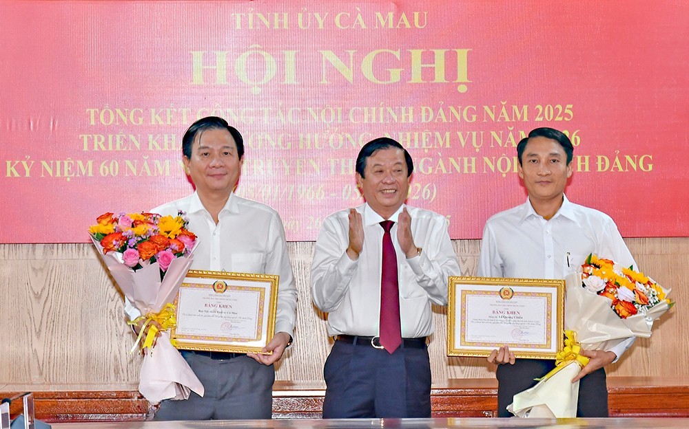 Đồng chí Bùi Văn Nghiêm, Ủy viên Trung ương Đảng, Phó Trưởng Ban Nội chính Trung ương trao tặng Bằng khen cho Ban Nội chính Tỉnh ủy Cà Mau và cá nhân tiêu biểu với những thành tích xuất sắc trong sự nghiệp xây dựng ngành