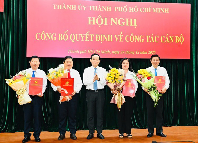 Đồng chí Trần Lưu Quang, Bí thư Trung ương Đảng, Bí thư Thành ủy chủ trì và trao các quyết định