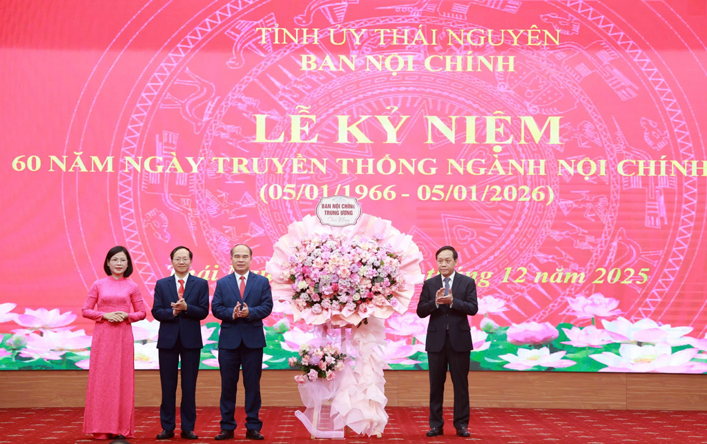 Đồng chí Nguyễn Thanh Hải, Phó Trưởng Ban Nội chính Trung ương tặng Hoa chúc mừng Ban Nội chính Tỉnh ủy Thái Nguyên 