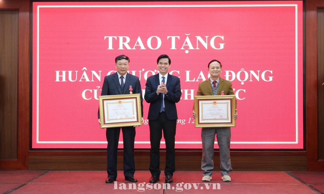 Thừa ủy quyền của Chủ tịch nước, đồng chí Hoàng Quốc Khánh, Bí thư Tỉnh ủy trao Huân chương Lao động hạng Ba tặng các đồng chí nguyên lãnh đạo Ban Nội chính Tỉnh ủy Lạng Sơn