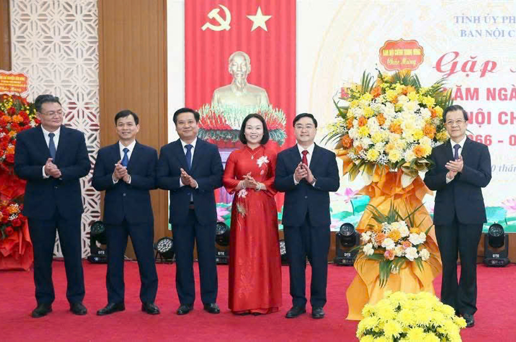 Đồng chí Lê Hồng Quang, Ủy viên Trung ương Đảng, Phó Trưởng Ban Nội chính Trung ương tặng hoa chúc mừng Ban Nội chính Tỉnh ủy nhân kỷ niệm 60 năm Ngày truyền thống ngành Nội chính