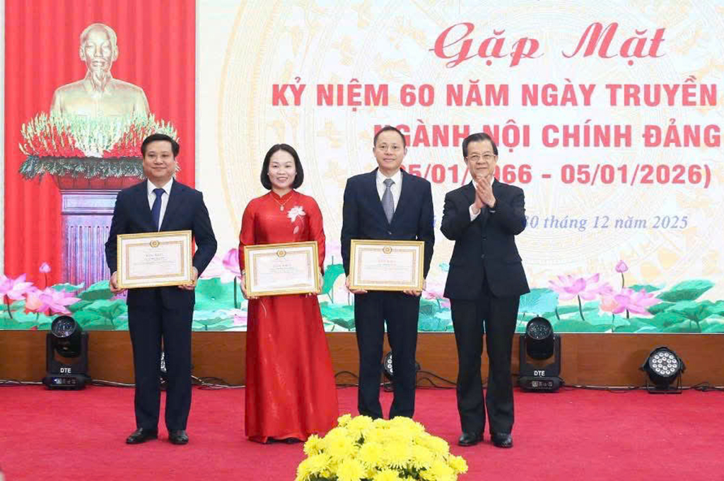 Đồng chí Lê Hồng Quang, Ủy viên Trung ương Đảng, Phó Trưởng Ban Nội chính Trung ương trao Bằng khen của Ban Nội chính Trung ương  tặng các cá nhân có thành tích xuất sắc trong phong trào thi đua của ngành giai đoạn 2021-2025
