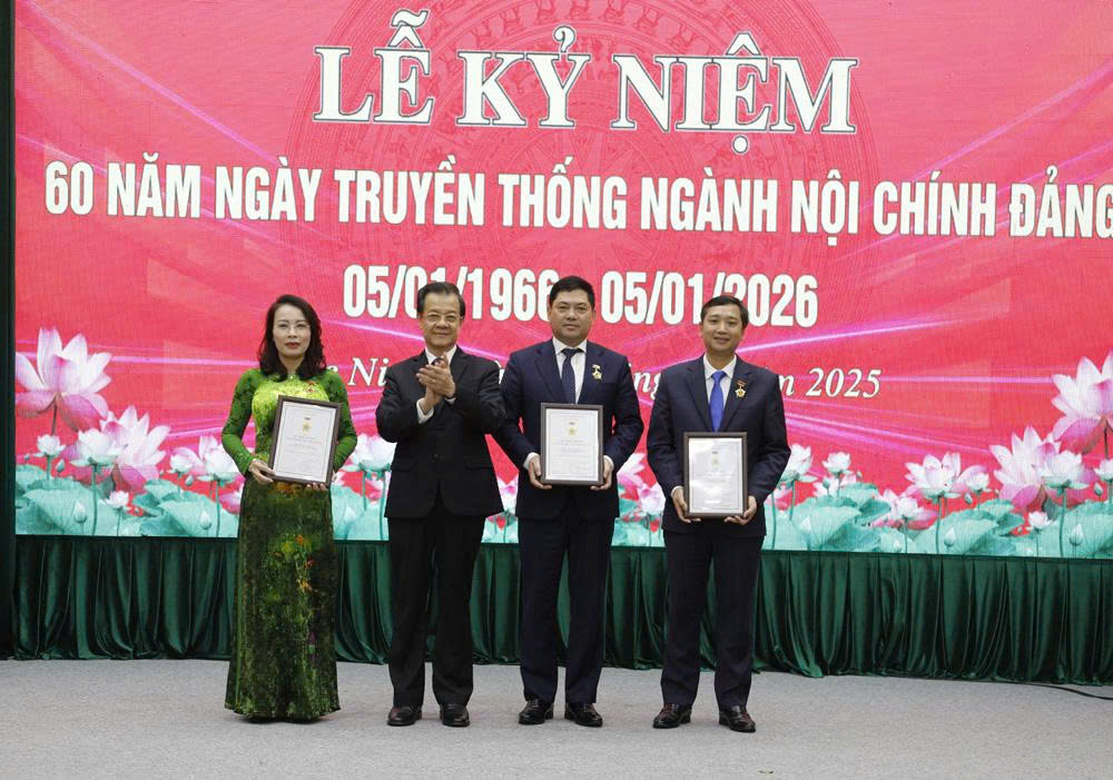 Đồng chí Lê Hồng Quang, Ủy viên Trung ương Đảng, Phó Trưởng Ban Nội chính Trung ương tặng Kỷ niệm chương 