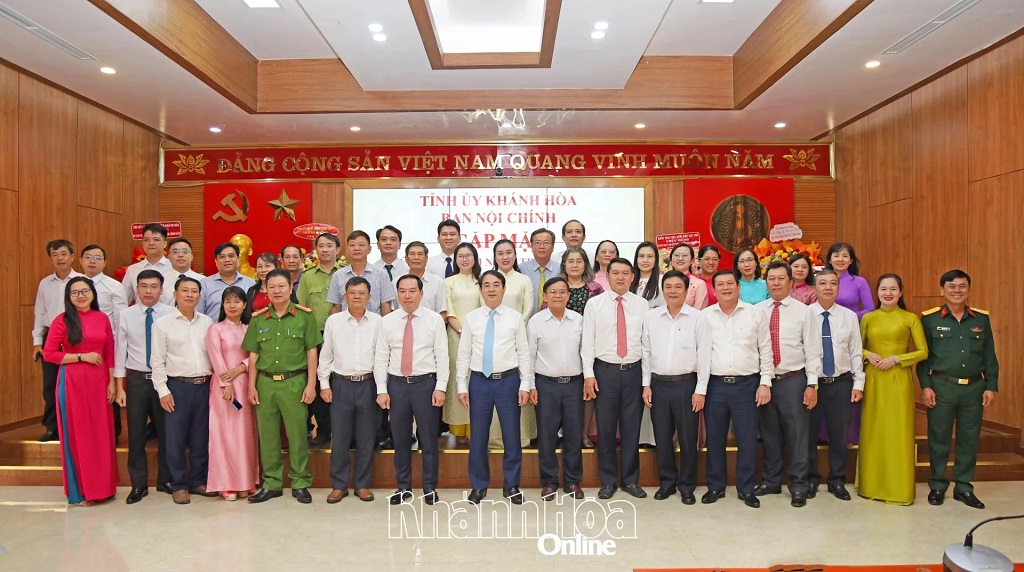 Các đồng chí lãnh đạo tỉnh và các đại biểu chụp ảnh lưu niệm tại buổi gặp mặt