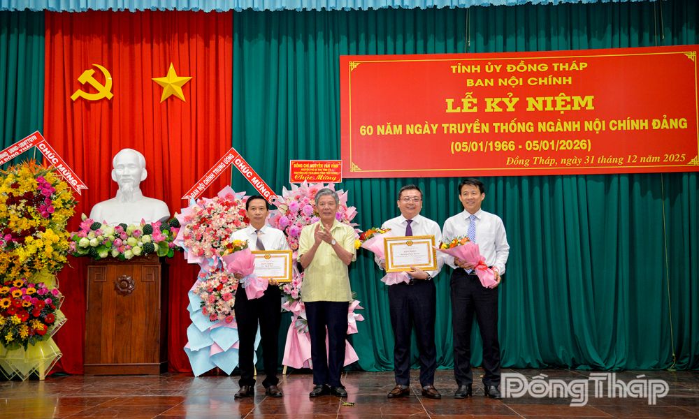 Đồng chí Ngô Chí Cường, Ủy viên Trung ương Đảng, Bí thư Tỉnh ủy, Trưởng Đoàn đại biểu Quốc hội tỉnh Đồng Tháp trao Bằng khen của Ban Nội chính Trung ương cho các tập thể, cá nhân 