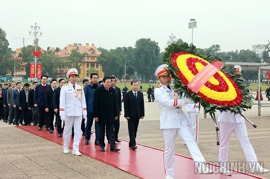 Đoàn công tác ngành Nội chính Đảng dâng hoa tại Lăng Chủ tịch Hồ Chí Minh