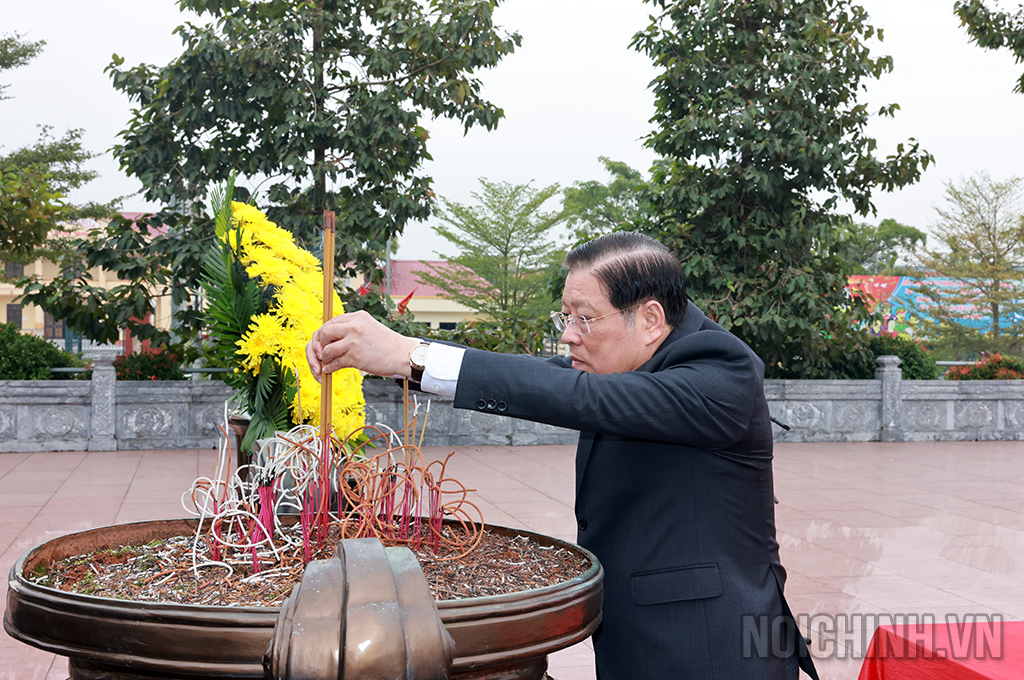 đồng chí Phan Đình Trạc, Ủy viên Bộ Chính trị, Bí thư Trung ương Đảng, Trưởng Ban Nội chính Trung ương dâng hương tại Khu tưởng niệm Cố Tổng Bí thư Trường Chinh